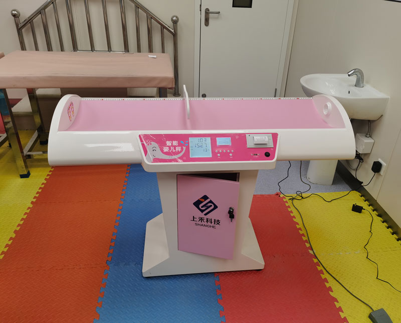 嬰幼兒專用身高體重秤應用現(xiàn)場